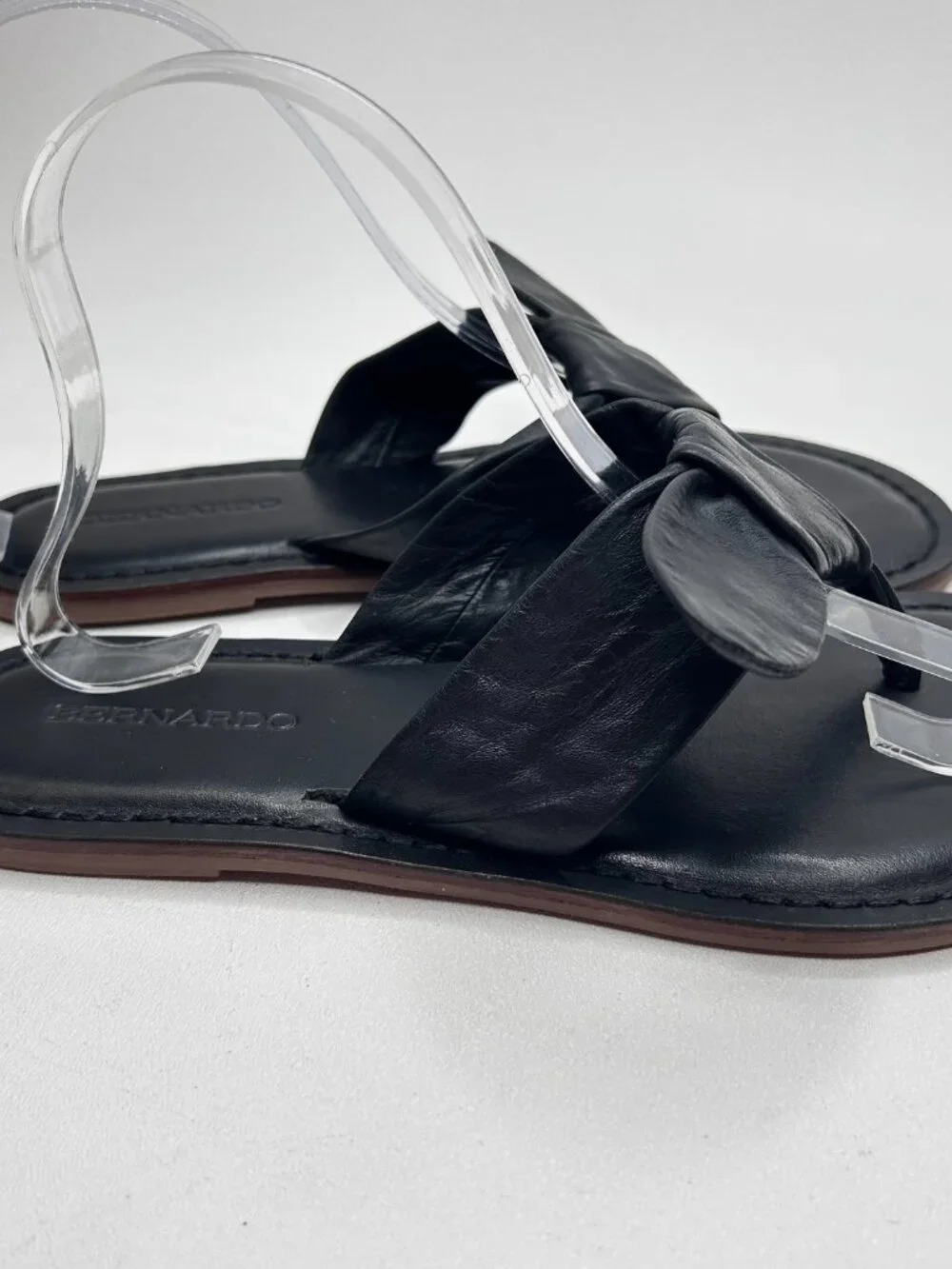 Womens BERNARDO Lillian Black Leather Bow Thong Flip Flops Sandals Size 8.5 M - Picture 4 of 9